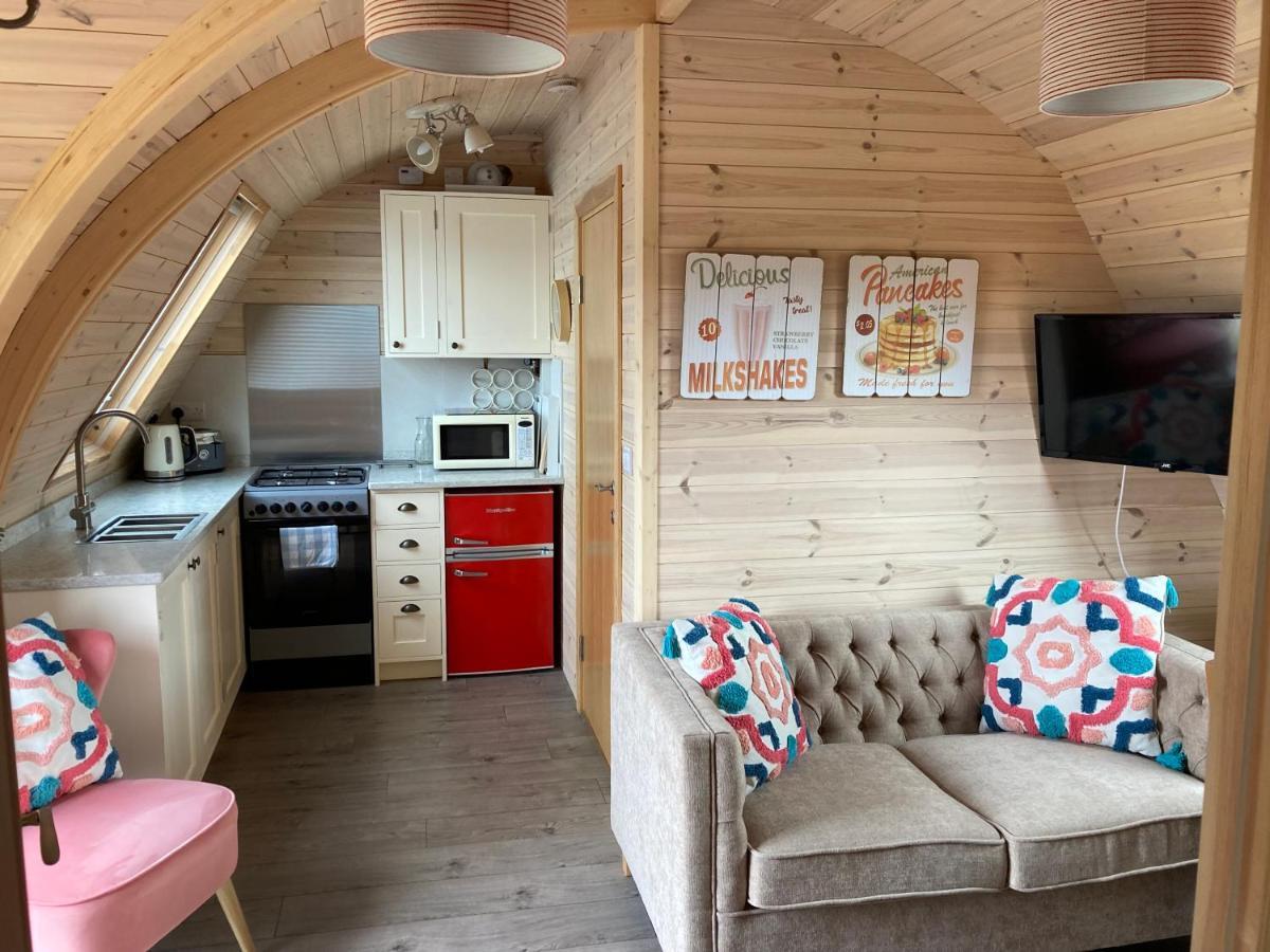 Squirrel Glamping Pod School House Farm Hotel Leighton  Bagian luar foto